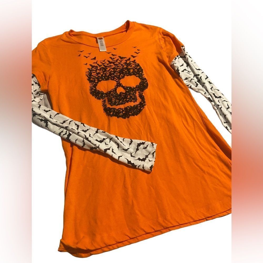 Pumpkin size small layer look Halloween tee skeleton made of shiny bats so cute